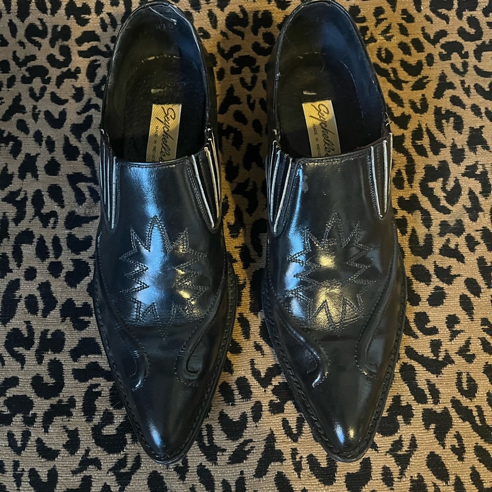 Women’s vintage black leather Seychelles booties.